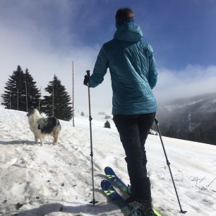 Pod bundu mi stačilo vzít jen triko (příp. slabou mikinu) a vydržela jsem bez obvykle nezbytného a otravného oblékání a svlékání až nahoru na kopec