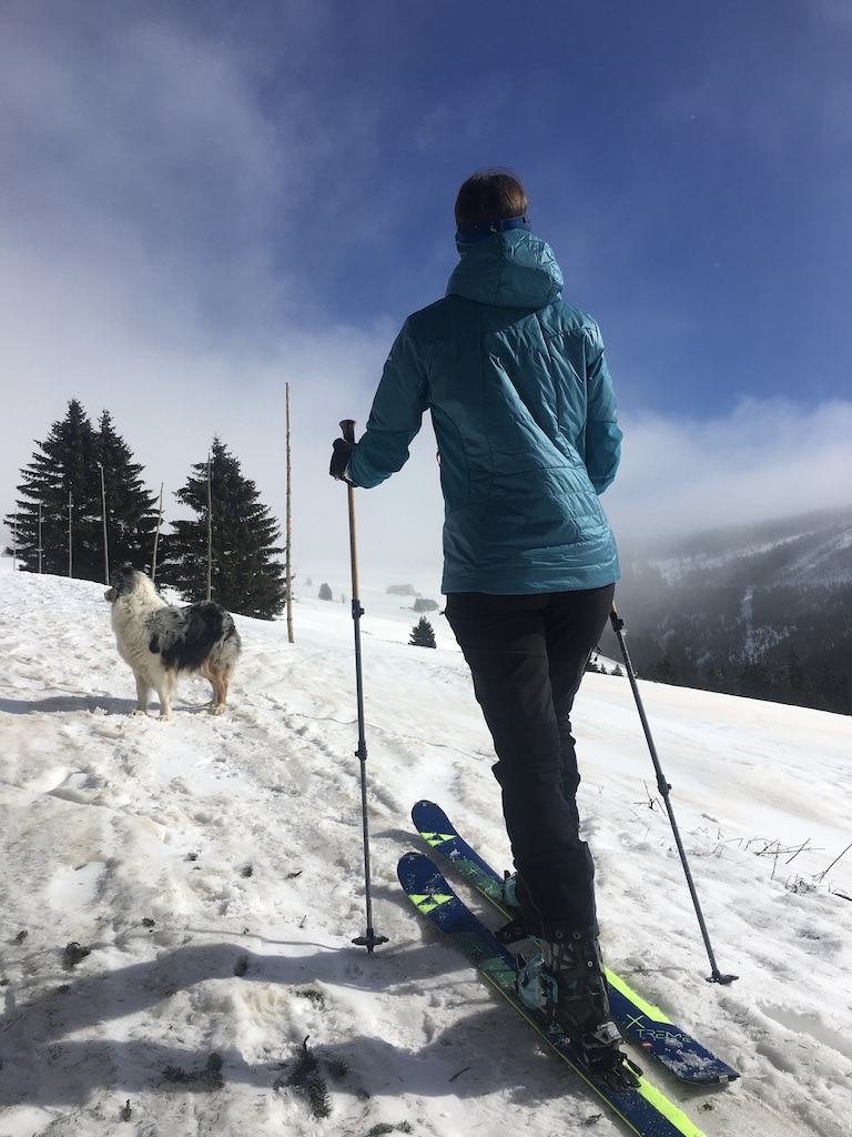 Pod bundu mi stačilo vzít jen triko (příp. slabou mikinu) a vydržela jsem bez obvykle nezbytného a otravného oblékání a svlékání až nahoru na kopec