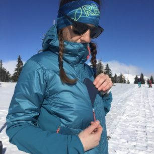 Praktická vnější náprsní kapsa na zip