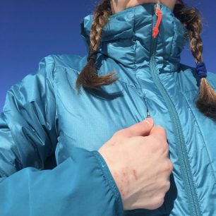 Ergonomicky tvarovaný límec - neškrtí a neškrábe a skvěle izoluje krk i bez nákrčníku