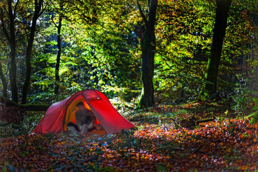 Představujeme lehký a prostorný stan pro dva Nordisk Halland. Při hmotnosti jen 1500 g má kromě závěsní ložnice i prostornou předsíň pro zavazadla a vaření.