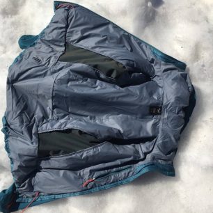 Vnitřní strana bundy je komfortní na nahé ruce i pro lidi trpící například atopickým ekzémem