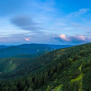 Červená hora, vzadu Praděd a pohled na část hřebenovky, Jeseníky