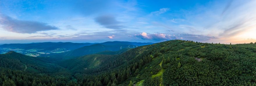 Červená hora, vzadu Praděd a pohled na část hřebenovky, Jeseníky