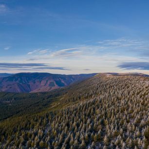 Červená hora, vzadu Praděd a pohled na část hřebenovky, Jeseníky