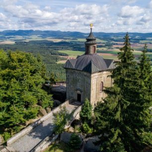 Kaple Panny Marie Sněžné, u turistické chaty Hvězda, Broumovsko (archiv KHK)