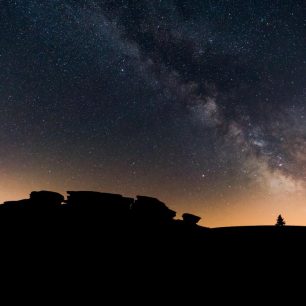 Noční Petrovy kameny a letní obloha, Jeseníky