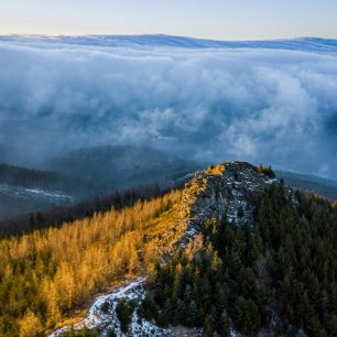 Obří skály v posledních paprscích slunce, Jeseníky