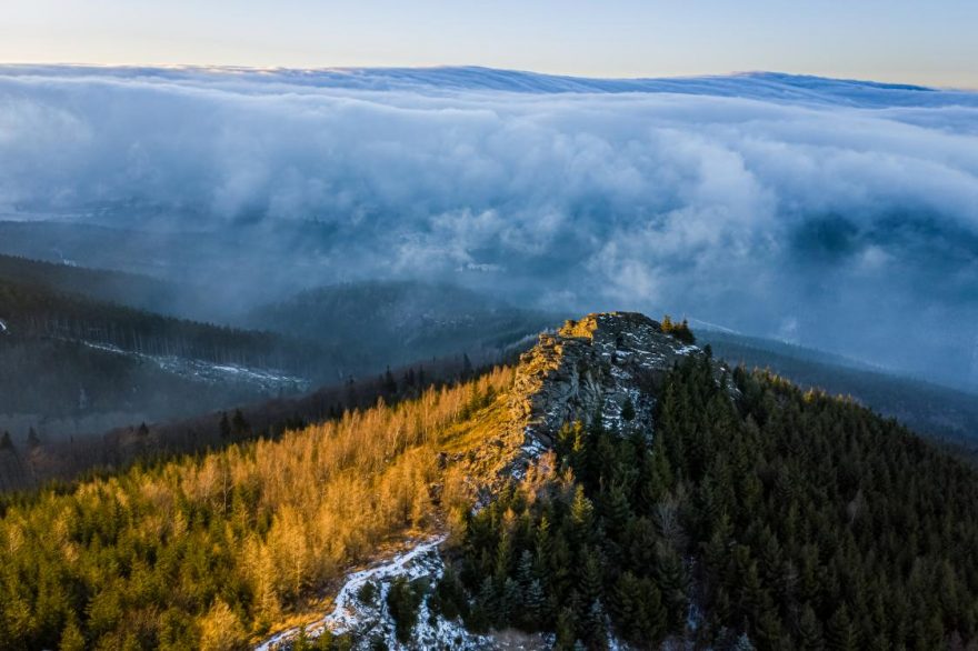 Obří skály v posledních paprscích slunce, Jeseníky
