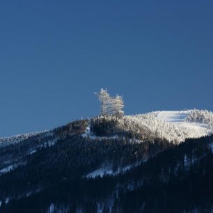 Stezka v oblacích pod vrcholem Slamníku v Dolní Moravě.