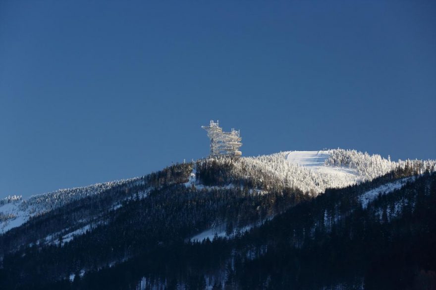 Stezka v oblacích pod vrcholem Slamníku v Dolní Moravě.