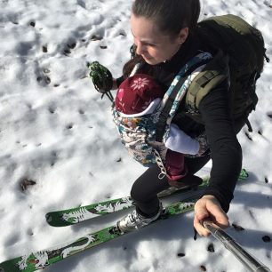 Hanka Sedláková alias dupynacestach.cz s dcerkou v nosítku.