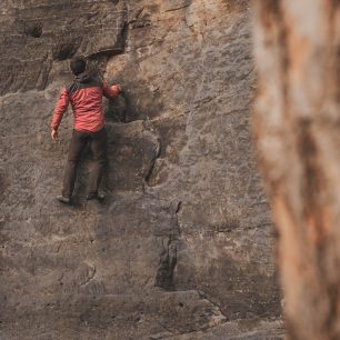 Detail prodloužených zad s pružnou lemovkou větrovky High Point Helium Pertex.