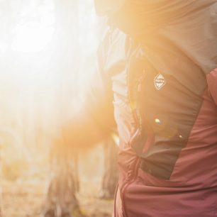 Detail prsní kapsy s logem větrovky High Point Helium Pertex.