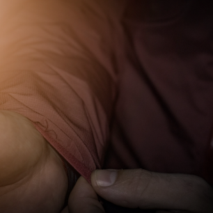 Detail stahovacích lemovek na rukávech větrovky High Point Helium Pertex.