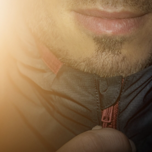 Detail stahovacích lemovek okolo krku a ochrany zipu větrovky High Point Helium Pertex.