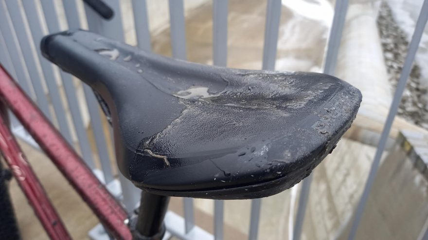 Mikrovlákenný svršek sedla zvládne opravdu hodně.