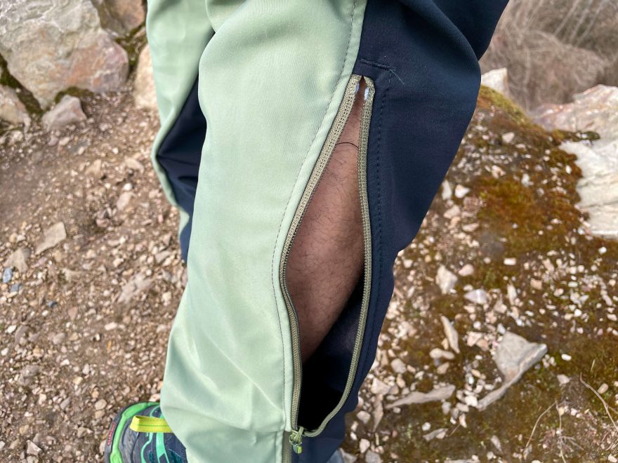 Detail větrání kalhot Direct Alpine Fraser v oblasti lýtka.