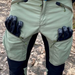 Do stehenních kapes kalhot Direct Alpine Fraser uložíte i rukavice.