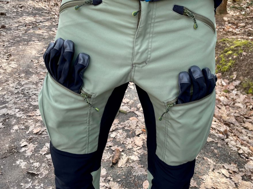 Do stehenních kapes kalhot Direct Alpine Fraser uložíte i rukavice.
