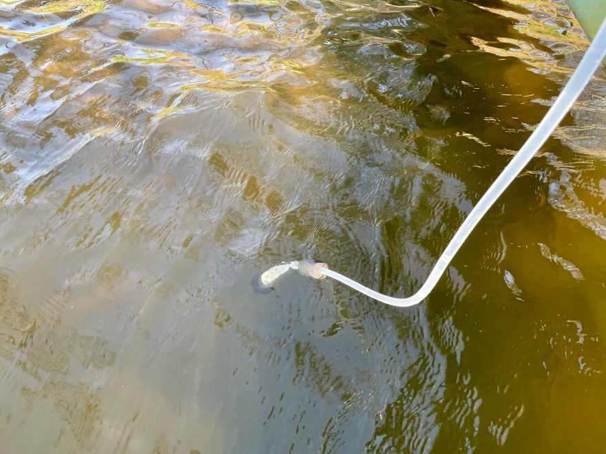 Gumová hadice filtrační lahve LifeSaver Liberty je vybaveba posuvným plovákem.