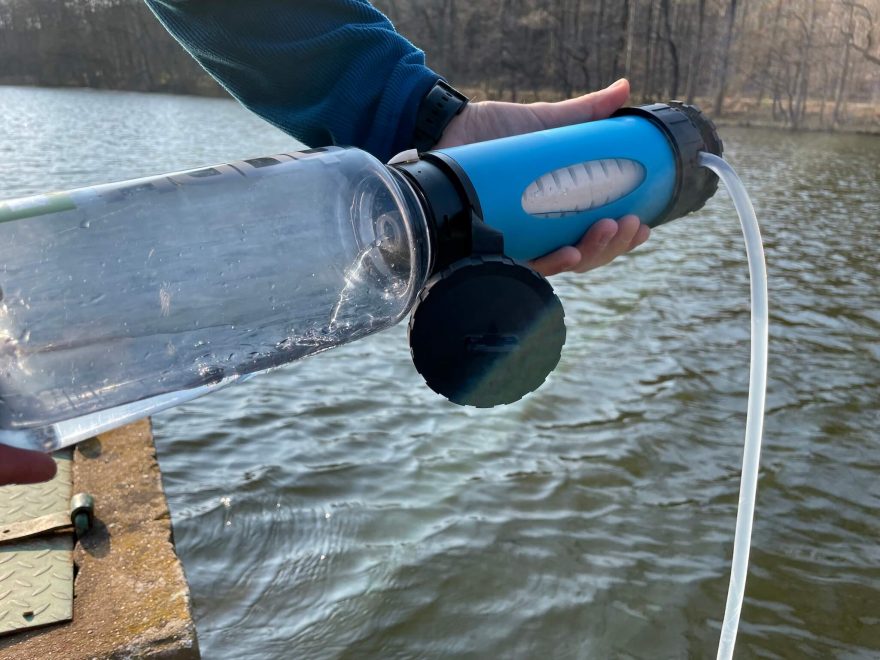 Na široké hrdlo filtračbí lahve LifeSaver Liberty nasadí např. Nalgene nádoby.