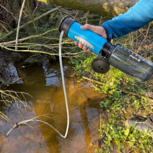 Plovák gumové hadice lahve LifeSaver Liberty jde šikovně zafixovat např. větví.