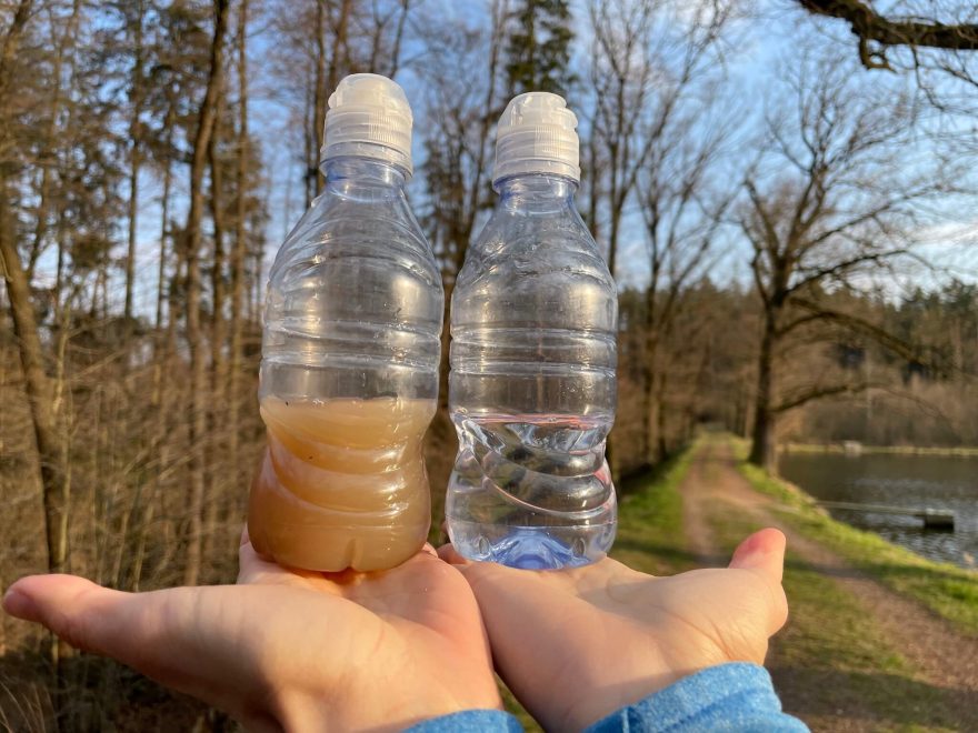 Porovnání vody z kaluže a vody přefiltrované lahví LifeSaver Liberty.