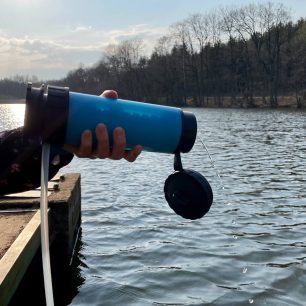 Při filtraci lahví LifeSaver Liberty voda samovolně vytéká.