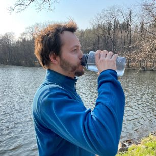 Testování rybniční vody přefiltrované lahví LifeSaver Liberty.