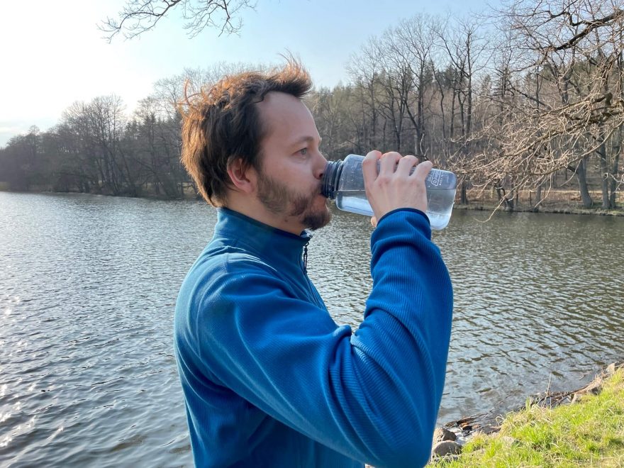 Testování rybniční vody přefiltrované lahví LifeSaver Liberty.