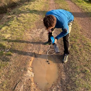 Voda z kaluže chutná po filtraci lahví LifeSaver Liberty skvěle.