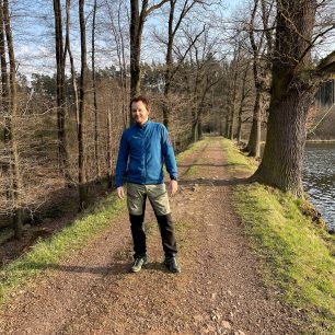 Barva kalhot Direct Alpine Fraser se do našich končin vyloženě hodí.