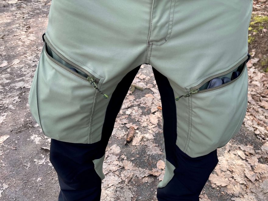 Prostorné stehenní kapsy kalhot Direct Alpine Fraser.