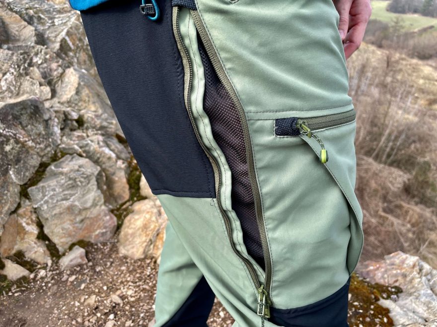 Regulace spodního okraje kalhot Direct Alpine Fraser pomocí druků.