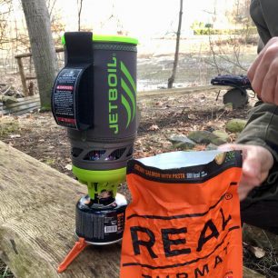 Dehydratované jídlo Real Turmat připravené pro konzumaci.