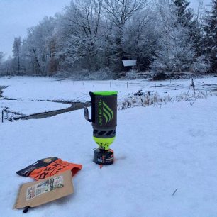 Vařič Jetboil Flash si poradí i v chladné části roku.