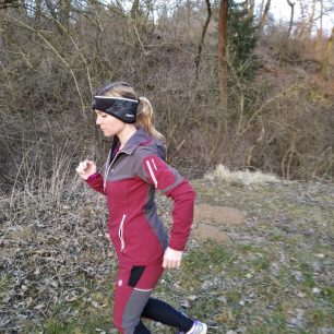 Díky pružence a gumě na spodním okraji bundy se ani při běhu nemusíte obávat, že se bunda vyhrne