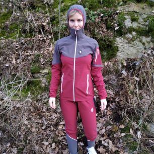 Jak má bunda Atom Lady Hoody Jacket v názvu, má přiléhavou kapuci, kterou oceníte hlavně ve větru a dešti