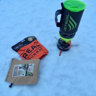 Jídlo a pití sbalené na cesty s vařičem Jetboil Flash.