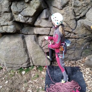 Materiál bundy Atom Lady Hoody Jacket je opravdu odolný a pevný, jen tak ho neprodřete