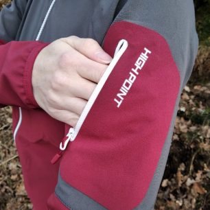 Na levém rameni bundy Atom Lady Hoody Jacket je malá kapsička na zip