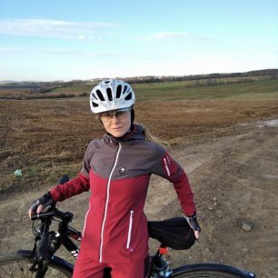 Na polních cestách se hodně práší, bundu či kalhoty stačí pořádně otřepat a prach je ta tam