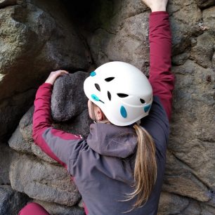 Prodyšnost bundy Atom Lady Hoody Jacket jsem prověřila na skalách