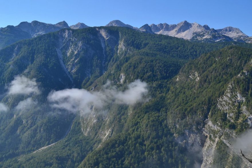 Výhledy do údolí jezera Bohinj při výstupu k Črnému jezeru, Julské Alpy