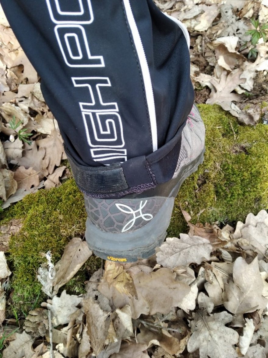 Nohavice se Vám jen tak nevyhrnou a to díky gelovému pásku na koncích nohavic