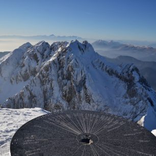 Pohled z vrcholu Grintovce na západ přes Jezerskou Kočnu na Julské Alpy a hřeben Karavanek.
