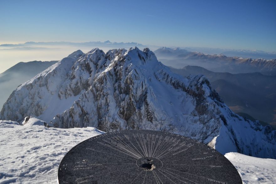 Pohled z vrcholu Grintovce na západ přes Jezerskou Kočnu na Julské Alpy a hřeben Karavanek.