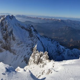 Pohled z vrcholu Grintovce na západ přes Jezerskou Kočnu na Julské Alpy a hřeben Karavanek. Kamnicko-Savinjské Alpy, Slovinsko.