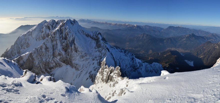Pohled z vrcholu Grintovce na západ přes Jezerskou Kočnu na Julské Alpy a hřeben Karavanek. Kamnicko-Savinjské Alpy, Slovinsko.
